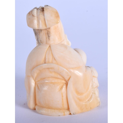 1015 - A 19TH CENTURY JAPANESE MEIJI PERIOD CARVED IVORY NETSUKE modelled as a father and child. 5.5 cm x 3... 