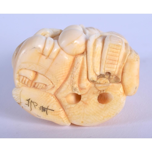 1015 - A 19TH CENTURY JAPANESE MEIJI PERIOD CARVED IVORY NETSUKE modelled as a father and child. 5.5 cm x 3... 