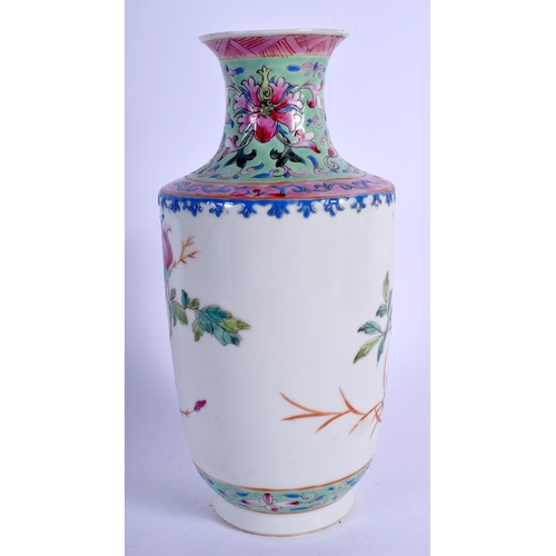 1069 - AN EARLY 20TH CENTURY CHINESE FAMILLE ROSE PORCELAIN VASE Late Qing/Republic. 23 cm high.