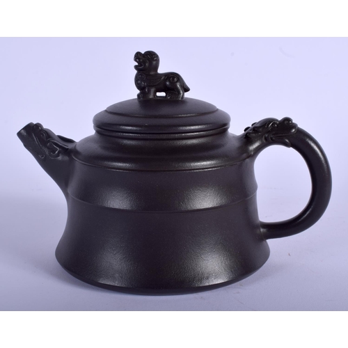 1086 - A CHINESE YIXING POTTERY TEAPOT AND COVER 20th Century, with Buddhistic lion terminal. 16 cm wide.