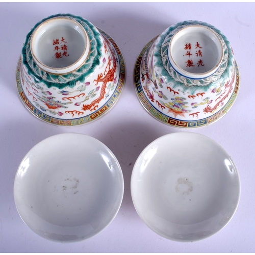 1110 - A PAIR OF EARLY 20TH CENTURY CHINESE FAMILLE ROSE BOWLS AND COVERS Guangxu mark and period, enamelle... 