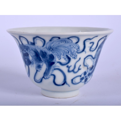 1112 - A 19TH CENTURY CHINESE BLUE AND WHITE PORCELAIN TEA BOWL bearing Kangxi marks to base. 9.5 cm diamet... 