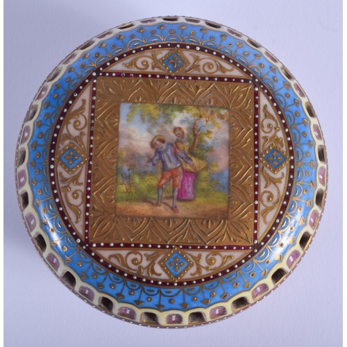 113 - AN EARLY 20TH CENTURY VIENNA PORCELAIN BOX AND COVER painted with lovers. 8.5 cm diameter.