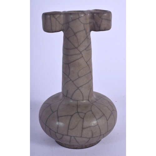 1139 - AN EARLY 20TH CENTURY CHINESE GE TYPE ARROW VASE Late Qing, of crackle glazed form. 13 cm high.