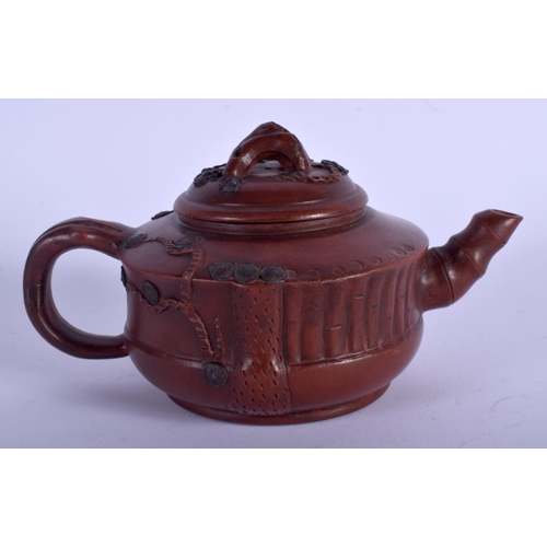 1144 - AN EARLY 20TH CENTURY CHINESE YIXING TEAPOT AND COVER overlaid with pine trees and vines. 15 cm wide... 