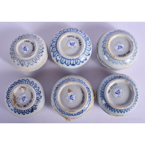 1184 - SIX CHINESE CA MAU CARGO PORCELAIN COSMETIC BOXES AND COVERS painted with flowers. 6.5 cm diameter. ... 