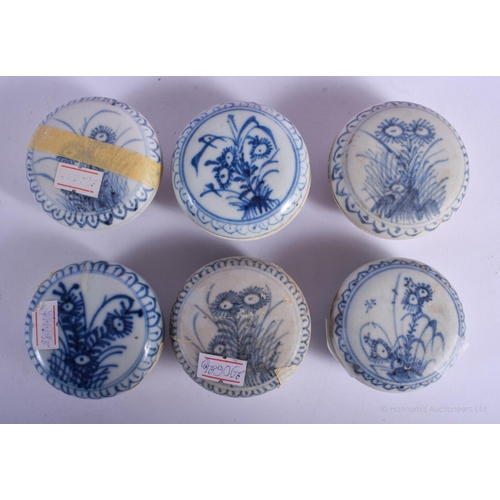 1192 - SIX CHINESE CA MAU CARGO PORCELAIN COSMETIC BOXES AND COVERS painted with flowers. 6.5 cm diameter. ... 