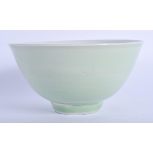 1203 - AN 18TH CENTURY CHINESE CELADON PORCELAIN BOWL Qianlong. 15 cm diameter.