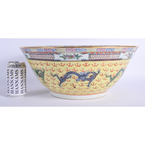 1216 - A LARGE EARLY 20TH CENTURY CHINESE FAMILLE JAUNE BOWL Qing/Republic, painted with dragons amongst cl... 