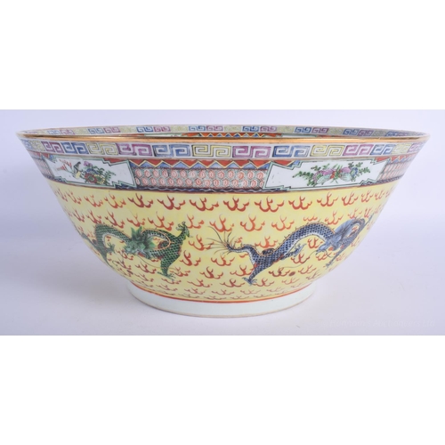 1216 - A LARGE EARLY 20TH CENTURY CHINESE FAMILLE JAUNE BOWL Qing/Republic, painted with dragons amongst cl... 