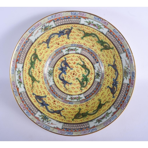 1216 - A LARGE EARLY 20TH CENTURY CHINESE FAMILLE JAUNE BOWL Qing/Republic, painted with dragons amongst cl... 