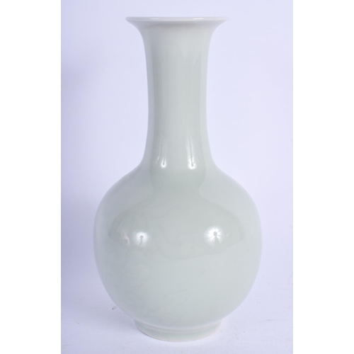 1245 - AN EARLY 20TH CENTURY CHINESE CELADON VASE Late Qing. 17 cm high.