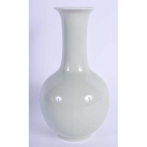 1245 - AN EARLY 20TH CENTURY CHINESE CELADON VASE Late Qing. 17 cm high.