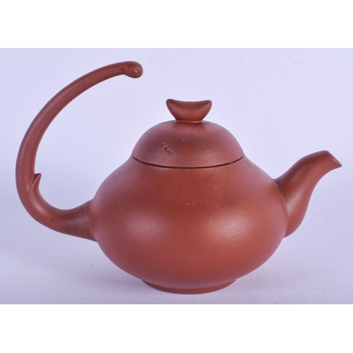 1276 - AN EARLY 20TH CENTURY CHINESE YIXING TEAPOT AND COVER by Da Fu, with stylised handle. 14 cm wide.