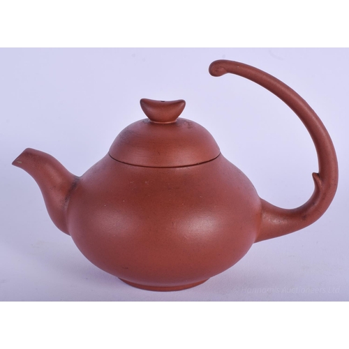 1276 - AN EARLY 20TH CENTURY CHINESE YIXING TEAPOT AND COVER by Da Fu, with stylised handle. 14 cm wide.