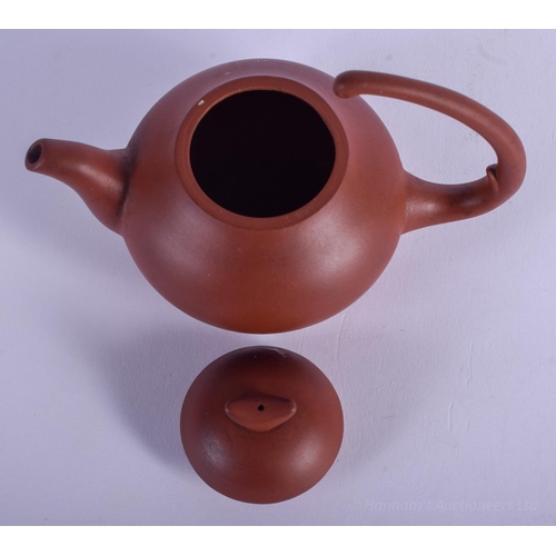 1276 - AN EARLY 20TH CENTURY CHINESE YIXING TEAPOT AND COVER by Da Fu, with stylised handle. 14 cm wide.