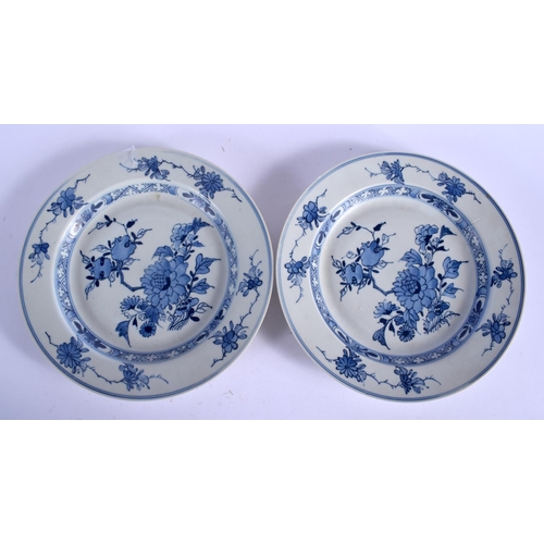 1371 - A PAIR OF CHINESE BLUE AND WHITE PORCELAIN PLATES 20th Century, painted with flowers. 24 cm diameter... 