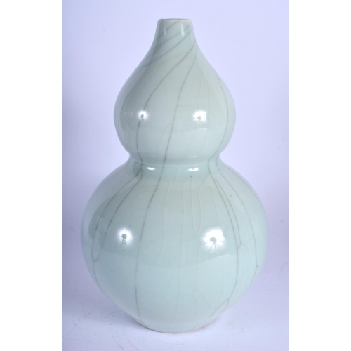 1373 - A CHINESE CELADON DOUBLE GOURD PORCELAIN VASE 20th Century, with spiralised crazing to body. 33 cm x... 