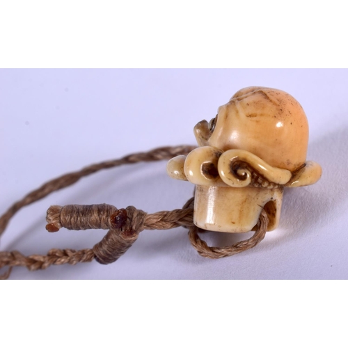 1431 - A 19TH CENTURY JAPANESE MEIJI PERIOD CARVED IVORY NETSUKE in the form of an octopus. 1 cm wide.