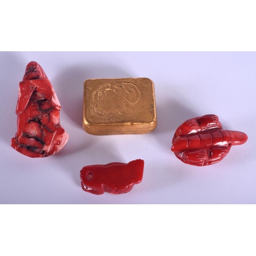 1538 - A CONTEMPORARY CHINESE YELLOW METAL INGOT together with three vintage coral figures. (4)