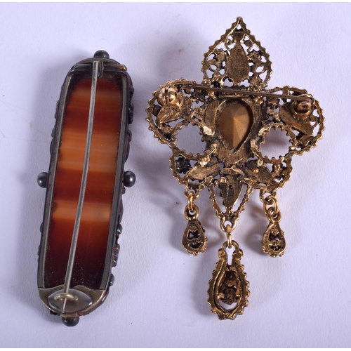 1809 - TWO VINTAGE BROOCHES. 31.3 grams. Largest 6.5 cm wide. (2)