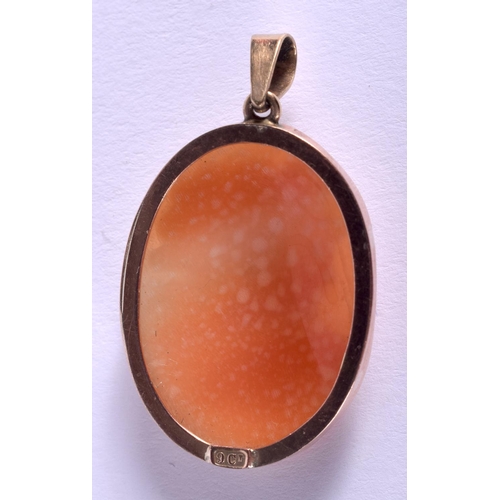 1810 - A VINTAGE 9CT GOLD CAMEO PENDANT. 2 cm x 2.5 cm.