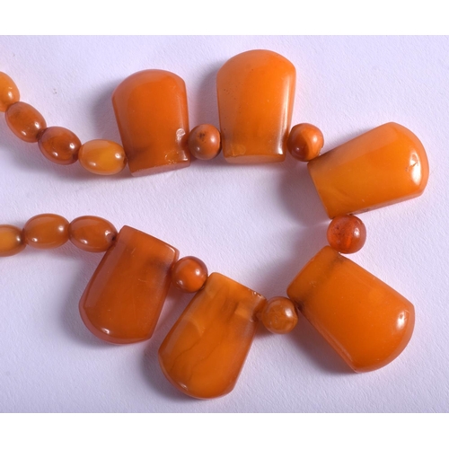 1815 - AN EARLY 20TH CENTURY CONTINENTAL AMBER NECKLACE. 14 grams. 34 cm long.