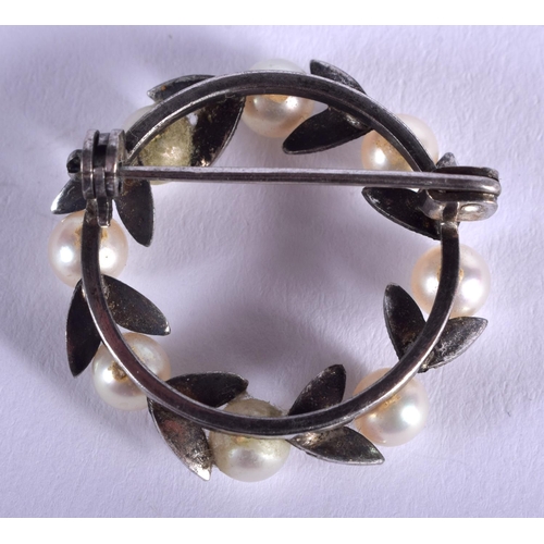 1837 - AN EDWARDIAN WHITE METAL AND PEARL BROOCH. 2.25 cm wide.