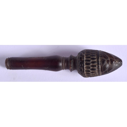 1847 - A RARE 19TH CENTURY CARVED RHINOCEROS HORN PIPE TAMPER formed as a males head, engraved with an anim... 