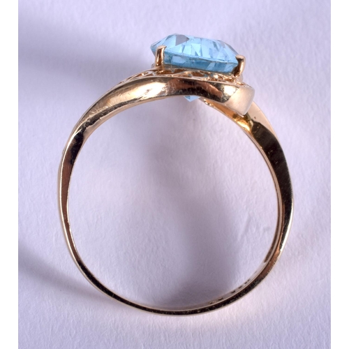 1917 - A GOLD AND AQUAMARINE RING. 3.1 grams. P.