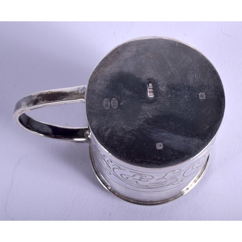 1926 - A MODERN MINIATURE SILVER MUG. 53 grams. 4.5 cm high.