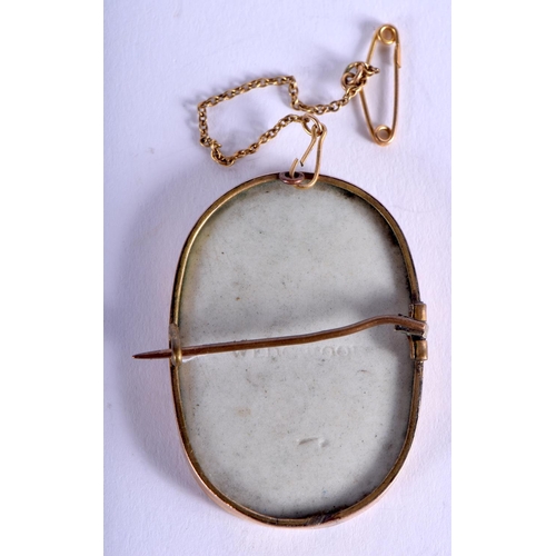 1928 - AN ANTIQUE GOLD JASPER WARE BROOCH. 10 grams. 3.5 cm x 3 cm.