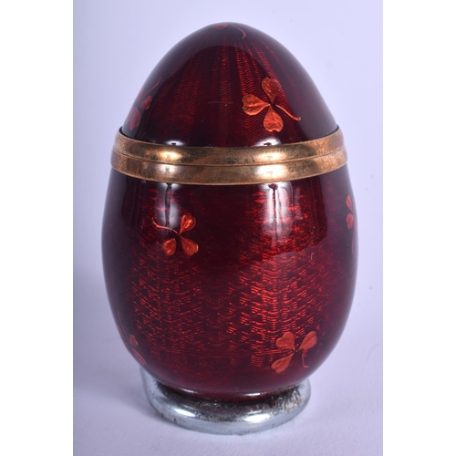 1942 - AN EARLY 20TH CENTURY GOLD MOUNTED ENAMELLED EASTER EGG. 5.5 cm x 3.5 cm.