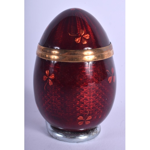 1942 - AN EARLY 20TH CENTURY GOLD MOUNTED ENAMELLED EASTER EGG. 5.5 cm x 3.5 cm.