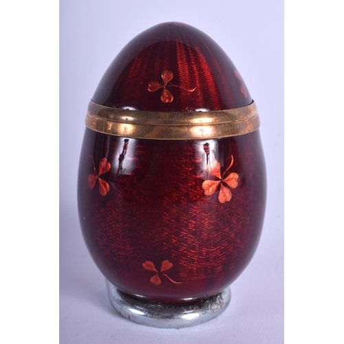 1942 - AN EARLY 20TH CENTURY GOLD MOUNTED ENAMELLED EASTER EGG. 5.5 cm x 3.5 cm.