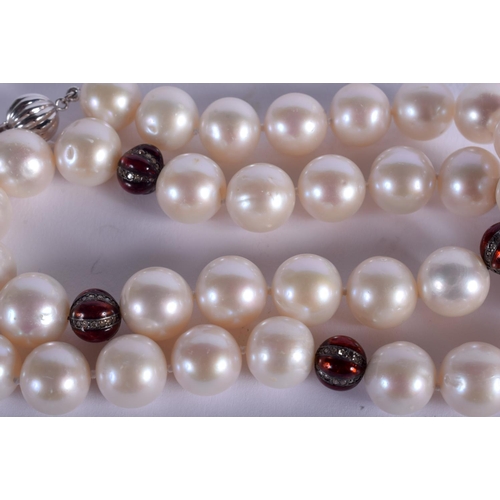 1946 - AN 18CT WHITE GOLD DIAMOND AND PEARL NECKLACE. 74 grams. 45 cm long.