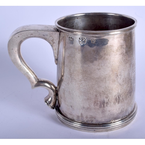 1975 - AN EARLY CONTINENTAL SILVER TANKARD with central motif. 511 grams. 12 cm x 12 cm.