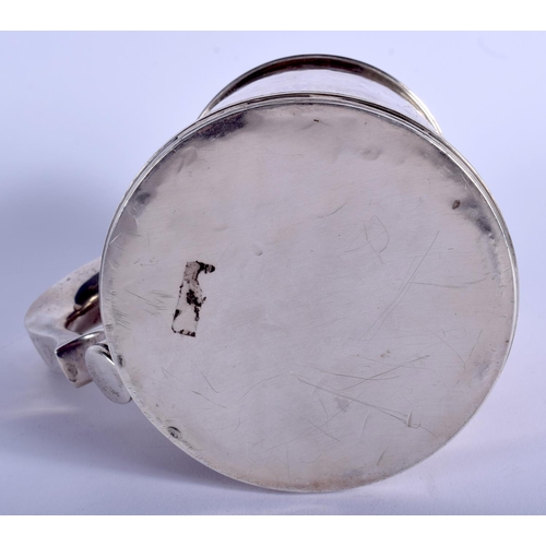 1975 - AN EARLY CONTINENTAL SILVER TANKARD with central motif. 511 grams. 12 cm x 12 cm.