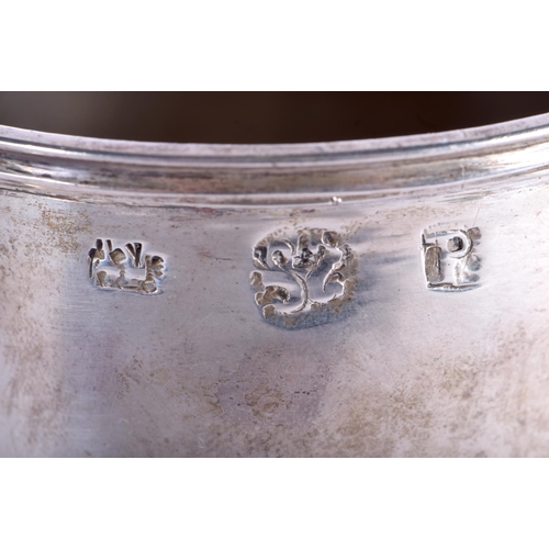 1975 - AN EARLY CONTINENTAL SILVER TANKARD with central motif. 511 grams. 12 cm x 12 cm.