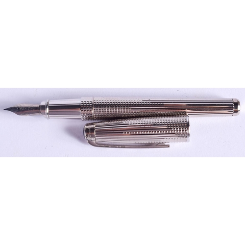 2048 - A GOOD GOLD DIAMOND AND PALLADIUM ST DUPONT FOUNTAIN PEN. 14.5 cm long.