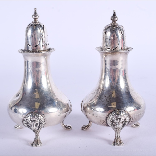 2057 - A PAIR OF ANTIQUE SILVER CONDIMENTS. London 1916. 217 grams. 11 cm high.