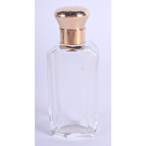 2082 - AN ANTIQUE 18CT GOLD MOUNTED GLASS SCENT BOTTLE. 9.5 cm high.