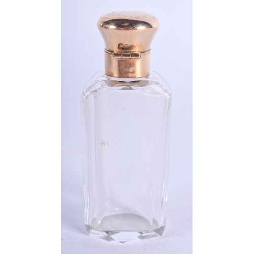 2082 - AN ANTIQUE 18CT GOLD MOUNTED GLASS SCENT BOTTLE. 9.5 cm high.