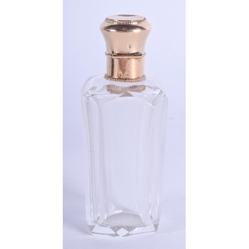 2083 - AN ANTIQUE 18CT GOLD MOUNTED GLASS SCENT BOTTLE. 9.5 cm high.