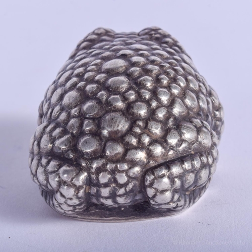 2114 - A CONTINENTAL SILVER FIGURE OF A TOAD. 42 grams. 5 cm x 3 cm.