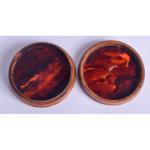 2116 - AN EARLY 19TH CENTURY FRENCH GOLD TORTOISESHELL AND WOOD SNUFF BOX. 8.5 cm diameter.