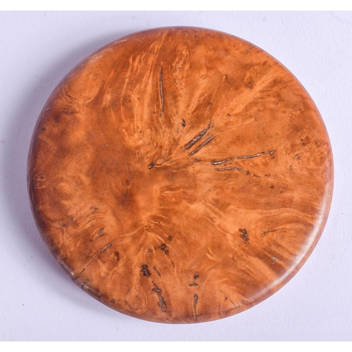 2116 - AN EARLY 19TH CENTURY FRENCH GOLD TORTOISESHELL AND WOOD SNUFF BOX. 8.5 cm diameter.