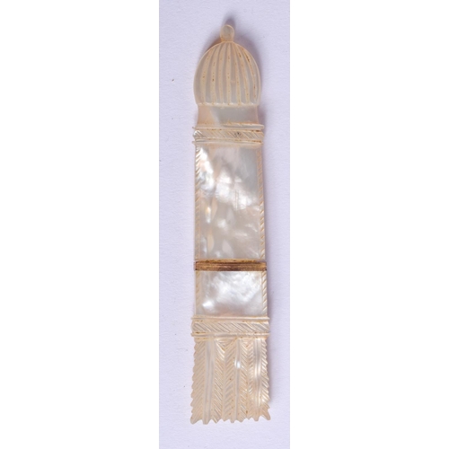 2120 - A 19TH CENTURY PALAIS ROYALE TYPE MOTHER OF PEARL NEEDLE CASE. 8 cm long.