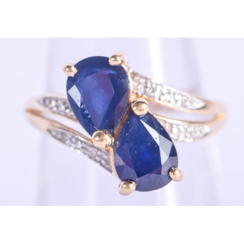 2142 - A GOLD DIAMOND AND DOUBLE SAPPHIRE RING. 3.7 grams. L.