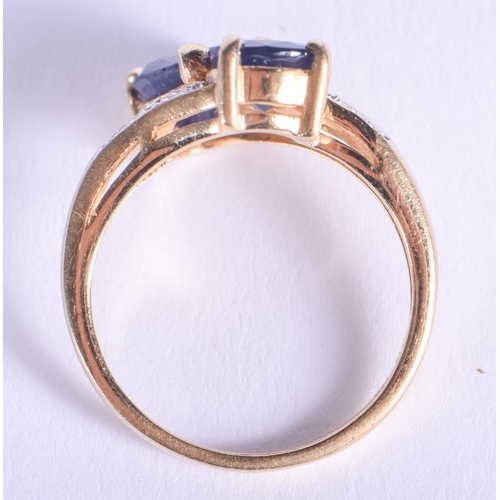 2142 - A GOLD DIAMOND AND DOUBLE SAPPHIRE RING. 3.7 grams. L.